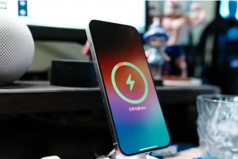 当阳苹果15换屏服务分享用什么充电器给iPhone15充电更好 